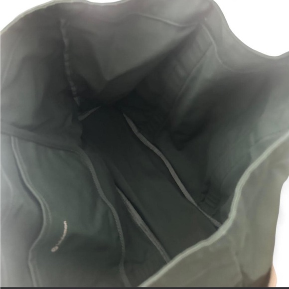 Lululemon Daily Multi-Pocket Tote Bag 20L | Medium Forest/White Opal - Picture 6 of 7